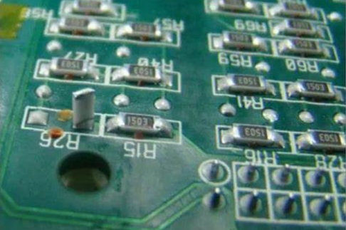 PCB焊接中的立碑問題：成因分析與工藝優化